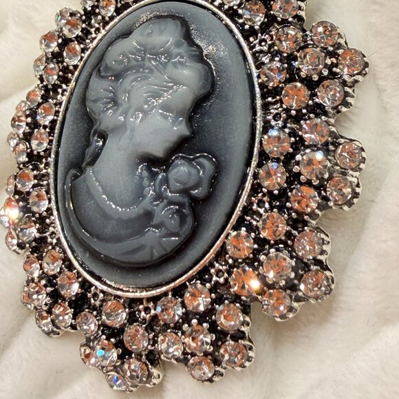 Black and blue cameo brooch with rhinestones - Picture 4 of 4
